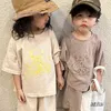 Tシャツの男の子ルーズ漫画トラックスーツの子供夏の新しいTシャツの女の子のかわいいベアプルオーバートップとソリッドショーツ2PCスポーツスーツP230419