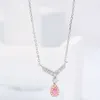 Petit collier délicat en or blanc en forme de V avec diamant rose 0,06 ct + diamants blancs 0,10 ct