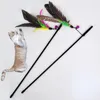 Cat Toys Great Kitten Play Interactive Fun Toy Teaser Wand Rod med Bell Colorful Feather Cats Outdoor Garden Supplies