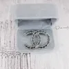 Semplice stilista lettera spille placcato oro 18 carati donne broche strass gioielli spilla fascino perla pin spilla unisex regalo del partito 20 stile