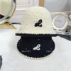 23 jesienne i zimowe litera Luo Jia haft haftman rybak jagnięce włosy zapach moda minimalistyczny kapelusz wiadra pokazuje małą twarz