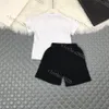 2023 Nuovi bambini Completi di abbigliamento Ragazzo Ragazza Tute da bambino Completo Lettere Stampa 2 pezzi T-shirt di design di lusso Pantaloni corti Tute Chidlren Abbigliamento sportivo casual Top 3 colori di marca