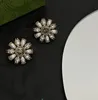 Designer Flower Stud oorbellen voor vrouwen 2023 Nieuwe vintage messing Pearl -strass Rijnpaar hanger oorbellen Charm metaal Pearl Gold Statement Sieraden Punk Accessories Stud