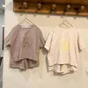 Tシャツの男の子ルーズ漫画トラックスーツの子供夏の新しいTシャツの女の子のかわいいベアプルオーバートップとソリッドショーツ2PCスポーツスーツP230419