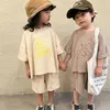 Tシャツの男の子ルーズ漫画トラックスーツの子供夏の新しいTシャツの女の子のかわいいベアプルオーバートップとソリッドショーツ2PCスポーツスーツP230419