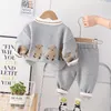 2023 babyjongens kleding set lente herfst kinderen katoenbrief lange mouw trui broek 2 stks casual outfits kinderopspanningen