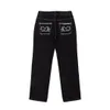 Мужские джинсы готическая уличная тенденция большие печатные буквы черные брюки высокая талия на молнии прямой ноги рассыпание шлиц.