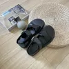 2024 Sommar Ny bokstav Sandaler Designer Kvinnor mode mångsidiga läder Sole Beach Shoes Simple