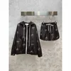 Designer de shorts femininos Arc de Triomphe Carrianing Impressão com capuz Jaqueta de capa de casaco de casca de calça de calças elástica do design da cintura mostra fino e confortável W03i