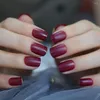 Unghie finte Natural Faux Ongles Rosso bordeaux scuro Splendida punta francese Top lucido Quadrato Punte di medie dimensioni per tutti i giorni