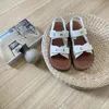 2024 Sommar Ny bokstav Sandaler Designer Kvinnor mode mångsidiga läder Sole Beach Shoes Simple