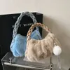 Abendtaschen Mode Flauschig für Frauen Y2k Mini Pelzige Tasche Winter Handgelenk PU Geflecht Riemen Fuzzy mit Anhänger Tote Handtaschen Geldbörse 231118