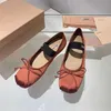 2023 scarpe da ballo di lusso MIU in raso scarpe da barca scarpe da ballo professionali di moda balletto di Parigi mm scarpe singole con fiocco con suola spessa sandali piatti da donna 35-41 con scatole.