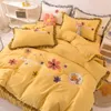 Ensembles de literie coréen couleur unie quatre pièces jupe de lit à volants ensemble fille princesse fleur broderie housse de couette Kawaii linge décor 231118