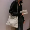 새로운 Famaous Women 's Woolen Bag Spring and Autumn 인기있는 One-Shoulder Crossbody 클래식 스타일 버킷 조합 가방