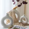 VASES NORDIC CIRCULAR HOLLOW CERAMIC VASE VASE DONUTS植木鉢ホームデコレーションアクセサリーオフィスデスクトップリビングルームインテリア装飾ギフト231117