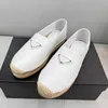 أحذية العلامة التجارية Floyman's Flat منسوجة من القماش المتلألئة الصنادل الكريستالية الصيفية Metal Pra Brand Triangle Logo Women's Canvas Shoes Teryture Boat Shoelace Box.