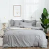 Sängkläder sätter vit täcke täckning set sängöverdrag på sängen remsa king siz
