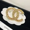 Moda tasarımcı marka mektubu broşlar 18k altın kaplama kadın broche rhinestone mücevher broş cazibesi inci pim unisex broches parti hediyesi 20style