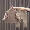 Roupas Conjuntos 2023 Primavera Autumn 3pcs meninos colete de suéter de bebê longsleeve camisetas calças de cargo roupas infantil crianças terno 230418