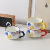 Tasses | dans le dessin ou le motif coloré en céramique de verre et la belle fille tasse lait d'avoine domestique pour le petit déjeuner