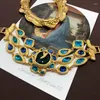 Collier Boucles d'oreilles Set Antique Court sculpté Bracelet décoratif Occorportif occidental médiéval Zircon coupé en bleu profond