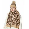 Gorrose gorro/crânio tampa mulheres leopardo knit chapéus estique duas camadas com bola de pelúcia inverno quente chapéu sem largura feminino de moda casual esqui