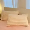 Conjuntos de cama Pequeno Coelho Fresco Farinha de Leite Quatro Peças Set Quilt Cover Folha Quente e Engrossada Outono 231118