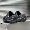 Verteidiger 2024 Slippersneaker Designer Reifen Reifen klobige Plattform Gummi Dicke Sloe Männer Pantoffeln Fashion Trainer Triple Black Man Sandal 331 34124