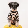 Projektantka ubrania pies marka odzież z klasycznym wzorem literowym Mały pies swetry mody dzianiny turtlerek zimowe ciepłe ubranie na pudel schnauzer xs a788