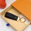 Läder Keychains Card Holder Exquisite Luxury Designer Lätt att bära Key Zinc Alloy Letter Unisex Lanyard Gold Black Metal