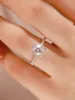 Bijoux de créateur Moissanite Diamond Femmes Sterling Sier 1 Carat Couple d'anneaux Proposer la bague de fiançailles de mariage A2