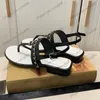 Kvinnor Flat Thong Sandaler med kedjeflip flops damer tofflor utomhus strandskor damer glida designer adjuaterbara ankel spänne casual sko flickor 22ss sommar mule