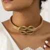 Choker Einfache verdrehte Halskette für Frauen Elegante modische runde kreisförmige offene Knoten-Goldfarben-Metallschlüsselbein-Halsketten-Schmucksachen