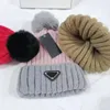 Gorro de designer quente de malha chapéu clássico crânio bonés moda inverno hairball chapéus respirável disponível na opção multi cor