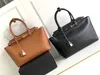 23 Borsa Conti in morbida pelle Designer classico Portare a mano Borse di grande capacità Nuove Moda Donne di lusso Colore nero Borsa tote con borchie sul fondo