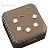 Designer Armband Four Leaf Clover Charm Armband Elegant Fashion Gold Agate Shell Chain Mother Women Girls Par Holiday Födelsedagspresent