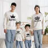 Abiti coordinati per la famiglia Re Regina Principe Principessa Camicia Madre Padre Figlia Figlio Felpa Set Coppia Vestiti Corona Pullover 231118