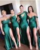 Benutzerdefinierte Smaragdgrün Side Split Brautjungfernkleider Unterschied Ausschnitt Long Beach Hochzeit Gast Kleider Plus Größe