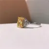 Klusterringar Original Pure White Gold AU750 Light Yellow 4,5ct Cushion Diamond Engagement for Women Lovely Finger Jewelry