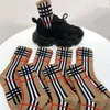 Les chaussettes à carreaux rayées à la mode européenne pour les manches de taille moyenne pour femmes sont populaires en streaming en direct en ligne avec les mêmes nouvelles piles d'automne et d'hiver