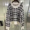 T-shirt tricoté en Jacquard pour femme, nouveau produit d'hiver à la mode, avec trous tricotés, manches longues, col rond, pull