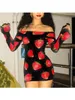 Sıradan elbiseler kadın bodycon elbise uzun kollu omuz dışı çilek baskı ince fit mini