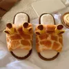 Pantoufles 2023 Mignon Dessin Animé Girafe Fourrure Moelleuse Maison Femmes Hiver Chaud En Peluche Diapositives Fourrure Tongs Intérieur Maison Chaussures En Gros 231118