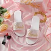 Женщина атласная свадебные тапочки Женщины Сандалии Летние туфли мягкая дно невеста сандалия Zapatos de Mujer 230419