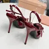 Designerskor kvinnors patent läder slingbacks med spännen 100 mm lyxpumpar spetsiga tår stiletto häl fest klänning skor ankel rem burgundy höga klackar