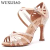 Scarpe da ballo WUXIJIAO Donna Partito Raso Strass brillanti Fondo morbido Scarpe da ballo latino Donna Salsa Scarpe da ballo tacco5CM-10CM 230420