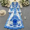 Fransk vintage domstolsklänning blå och vit porslin tryck klänning premium v-ringning midja långärmad sväng lång klänning