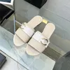 Slippers الموضة 2023 التصميم الفاخر القناة الصيفية الرجال والنساء أحذية مسطحة السميكة حذرة حذرة خطاب الشعار الشعار الرسوم المتحركة عارضات الرسوم المتحركة 07-011