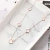 Modische vierblättrige Kleeblatt-Anhänger-Halskette aus Edelstahl in Roségold